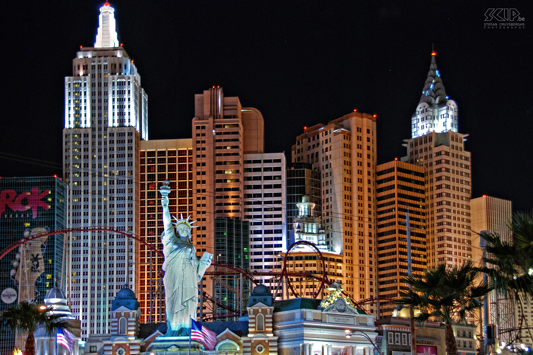 Las Vegas - New York New York Las Vegas (Nevada), de stad bekend om z'n neonverlichting en de vele casino's, is eigenlijk één groot pretpark. We verblijven er 2 nachten en ik ga een kijkje nemen in alle grote casino's (MGM Grand, New York New York, Bellagio, Paris, Caesar's Palace, Excalibur, Luxor, Mirage, Trease Island, ...). Natuurlijk  speel ik ook op de slotmachines en waag ik een gokje aan enkele tafels. Tof, maar geef mij maar dit fantastische nationale parken. Stefan Cruysberghs